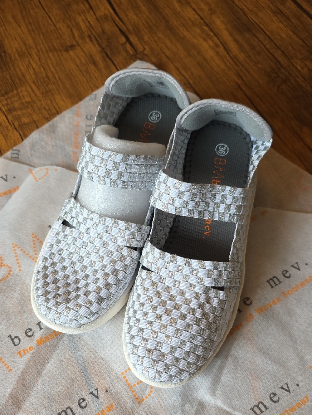 bernie mev. NWOT Bonnie Mary-Jane White-Sole Wedges